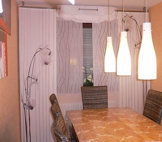 Круглый карниз, закреплённый к потолку