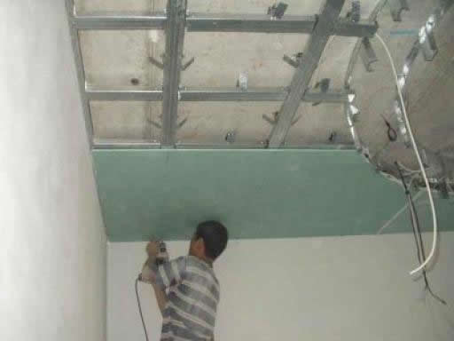 Выполняем крепление листов к профилю