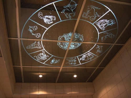 Зеркальный потолок с нанесенным рисунком 